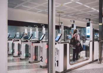 Sistemi i ri kufitar i BE-së krijon kaos në aeroporte, dyfishohen pasagjerët që humbasin fluturimet lidhëse