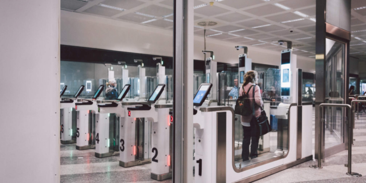 Sistemi i ri kufitar i BE-së krijon kaos në aeroporte, dyfishohen pasagjerët që humbasin fluturimet lidhëse