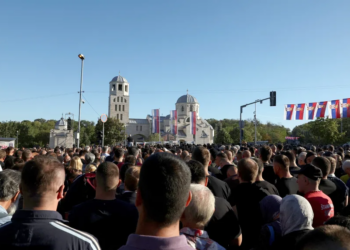 Serbia sfidon BE-në, Ratko Mladić përcillet me nderime të plota ushtarake mes mijëra mbështetësve