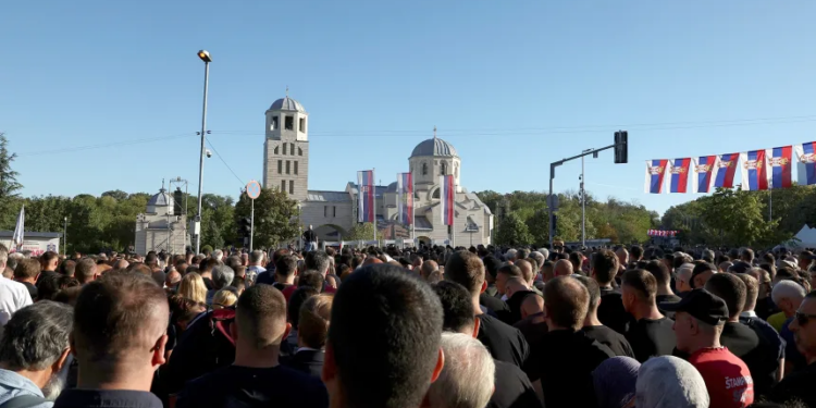 Serbia sfidon BE-në, Ratko Mladić përcillet me nderime të plota ushtarake mes mijëra mbështetësve