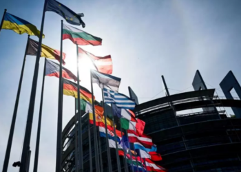 Pesë vende të BE-së duan të dërgojnë emigrantët e refuzuar jashtë Europës, synojnë ngritjen e “qendrave të kthimit” brenda vitit 2027