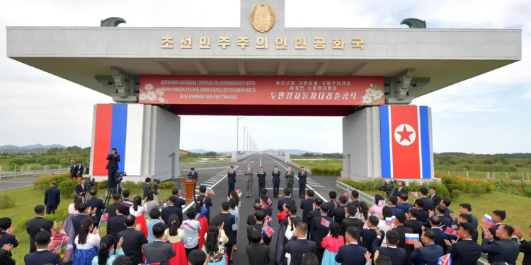 Rusia dhe Koreja e Veriut hapin urën e parë rrugore mes dy vendeve, ngrihen dyshime për një korridor të ri ushtarak