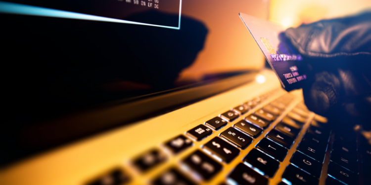 Si një fjali e çuditshme zbuloi 2,200 “banka fantazmë”: industria që prodhon besim për të ushqyer mashtrimet online