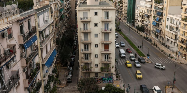 Greqia gjithashtu përballet me rritjen e çmimeve të qirave, të rinjtë detyrohen të jetojnë me prindërit deri në 31 vjeç