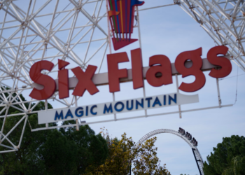 Dëmtime katastrofike në tru pas xhiros me “roller coaster”, mbi 100 persona padisin parkun Six Flags