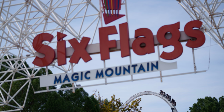 Dëmtime katastrofike në tru pas xhiros me “roller coaster”, mbi 100 persona padisin parkun Six Flags