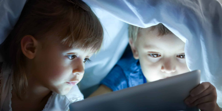 Studimi me 2.8 milionë fëmijë: Koha e gjatë para ekraneve lidhet me rezultate më të dobëta në shkollë dhe probleme me gjuhën