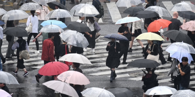 Tokio thyen rekordin me 35 ditë rresht shi, banorët ankohen për “lodhje nga shiu”