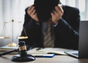 Studimi: Pothuajse gjysma e avokatëve thonë se mirëqenia e tyre është përkeqësuar, stresi i punës godet më shumë gratë