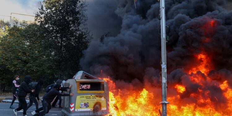 Protestat në Shqipëri bëjnë jehonë ndërkombëtare, Deutsche Welle: Policia godet studentët në Tiranë, a po shkon vendi drejt një krize politike?