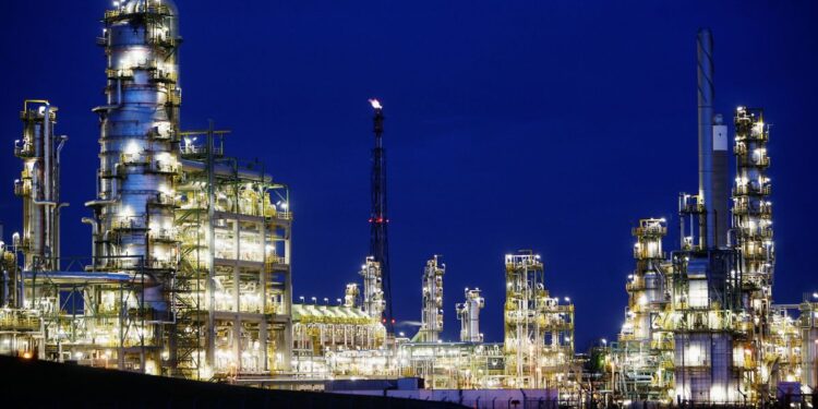 Nafta dhe gazi shtrenjtohen, BE përgatit taksë të re për kompanitë që po fitojnë miliarda nga kriza energjetike