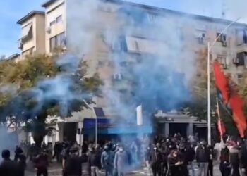 Tirana në flakë, studentët tronditin qeverinë: Revolta përhapet në Shqipëri, Rama refuzon dorëheqjen