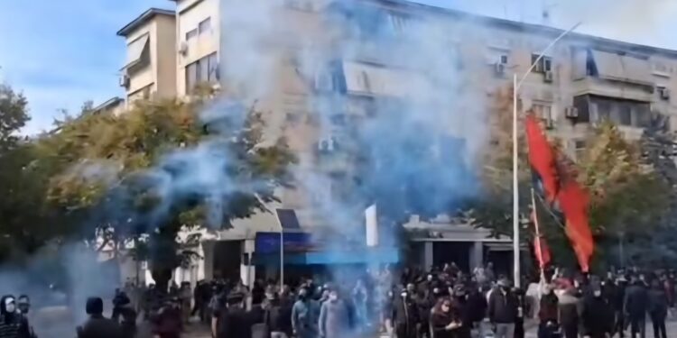 Tirana në flakë, studentët tronditin qeverinë: Revolta përhapet në Shqipëri, Rama refuzon dorëheqjen
