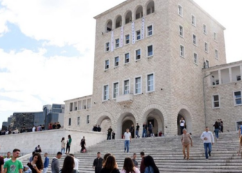 Nis viti i ri akademik/ Studentët rikthehen në auditore, por më pak frekuentim, më pak motivim dhe një brez që nuk sheh perspektivë