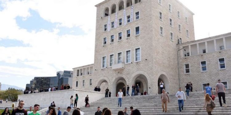 Nis viti i ri akademik/ Studentët rikthehen në auditore, por më pak frekuentim, më pak motivim dhe një brez që nuk sheh perspektivë