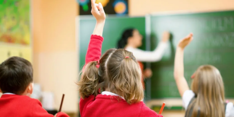 Kriza e energjisë prek shkollat në Irlandën e Veriut: “Nëse keni ftohtë, vishni më shumë rroba”