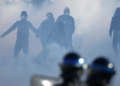 Franca pezullon granatat trullosëse kundër protestuesve: protesta shkollore përfundoi në një krizë shtetërore