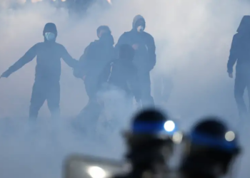 Franca pezullon granatat trullosëse kundër protestuesve: protesta shkollore përfundoi në një krizë shtetërore