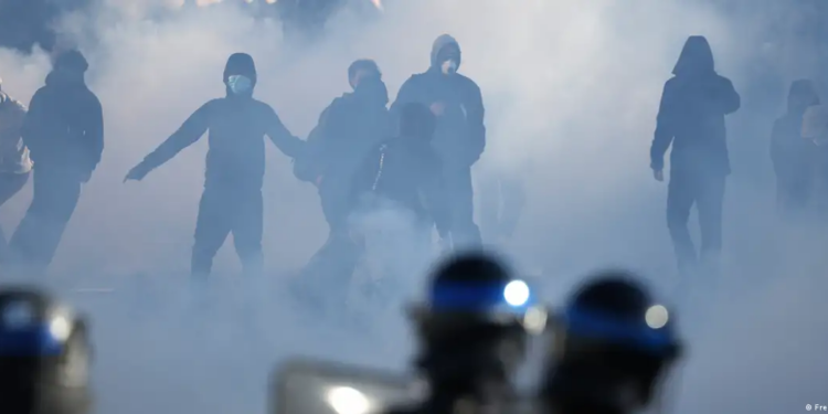 Franca pezullon granatat trullosëse kundër protestuesve: protesta shkollore përfundoi në një krizë shtetërore