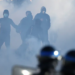 Franca pezullon granatat trullosëse kundër protestuesve: protesta shkollore përfundoi në një krizë shtetërore
