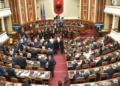 Forca e kartonit fiton mbi forcën e bidonit: me 84 vota në parim dhe 85 nen për nen mazhoranca socialiste miraton ligjin që shkrin 61 bashki dhe lë vetëm 46