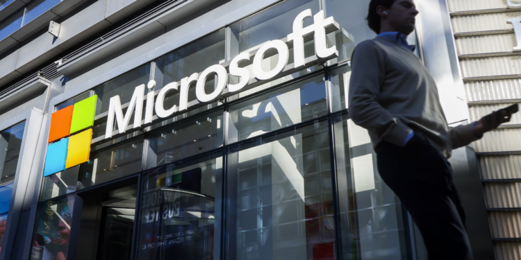 Microsoft dhe 7 gjigantë të tjerë të teknologjisë, akuzohen se po zëvendësojnë punonjësit amerikanë me të huaj