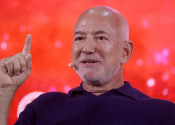 Jeff Bezos parashikon javën e punës me 3 ditë prej Inteligjencës Artificiale: Familjet do jetojnë me vetëm një pagë