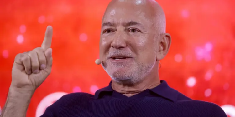 Jeff Bezos parashikon javën e punës me 3 ditë prej Inteligjencës Artificiale: Familjet do jetojnë me vetëm një pagë