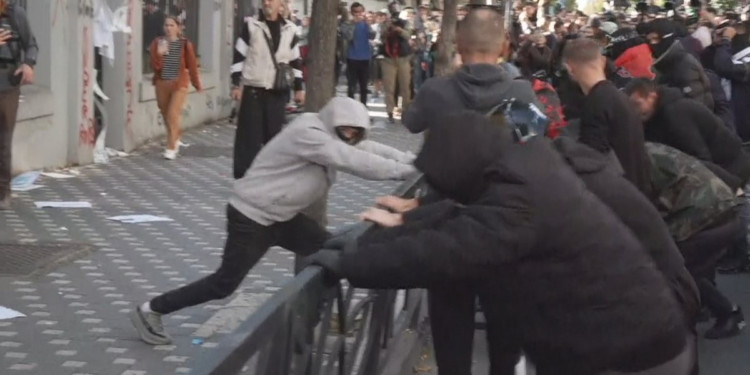 “Edi Rama kriminel, gjithë Shqipëria të urren!” Studentët ndezin Rrugën e Durrësit, policia rrethon Ministrinë e Arsimit me shirit skene krimi
