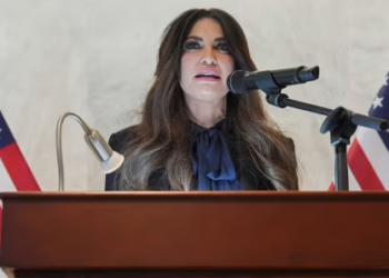 Trump shkarkon zyrtarisht ish-të fejuarën e djalit të tij nga posti i ambasadores në Greqi, pas dyshimeve për korrupsion dhe jetë luksi
