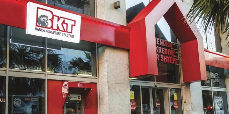 “Protestojnë” bankat: Mbyllen degët e BKT dhe disa bankave në Tiranë