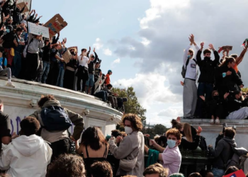 A e dëgjoni këngën e studentëve? Revolta që po trondit Francën dhe paralajmëron Evropën
