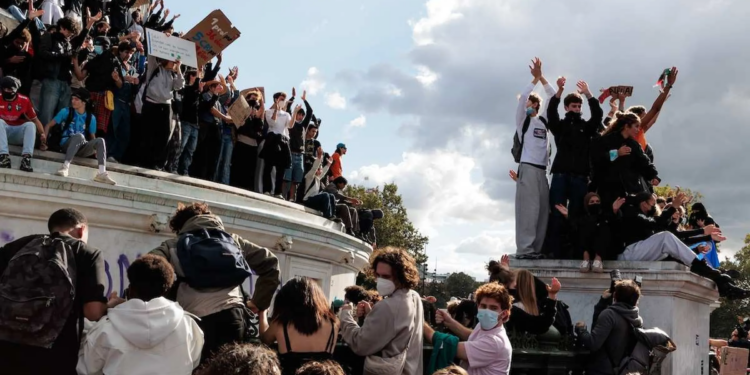 A e dëgjoni këngën e studentëve? Revolta që po trondit Francën dhe paralajmëron Evropën