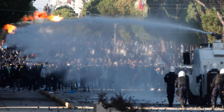 Deutsche Welle: Rama refuzon dorëheqjen, protestat në Shqipëri mes përplasjeve të dhunshme me policinë