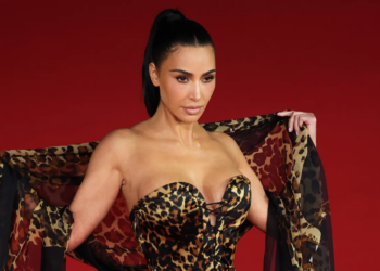 Kim Kardashian godet përsëri: Me një fustan të ekzagjeruar, “backgina” apo “vagina në shpinë”, 46-vjeçarja habit fansat në një sesion fotografik në Romë, Itali