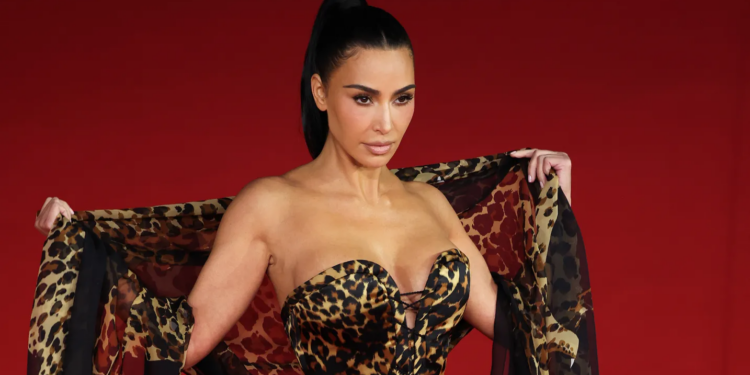Kim Kardashian godet përsëri: Me një fustan të ekzagjeruar, “backgina” apo “vagina në shpinë”, 46-vjeçarja habit fansat në një sesion fotografik në Romë, Itali