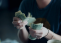Sa para duhen për të jetuar mirë në Shqipëri dhe Europë? Nga 723 euro në muaj në Shqipëri, deri në mbi 6 mijë euro në vendet më të pasura